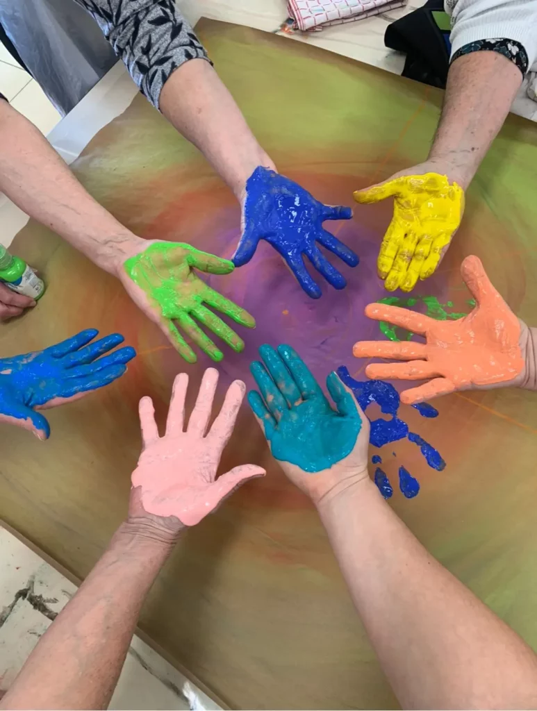 Mains de participantes pleines de peintures