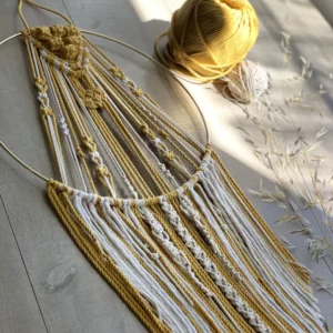 Macramé attrape rêve jaune et blanc