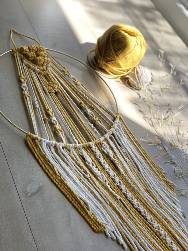 Macramé attrape rêve jaune et blanc